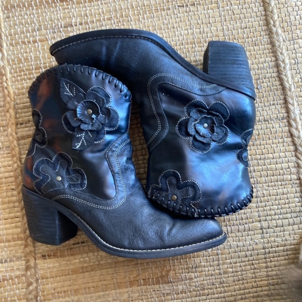 Nine West black leather cowboy boots 7.5